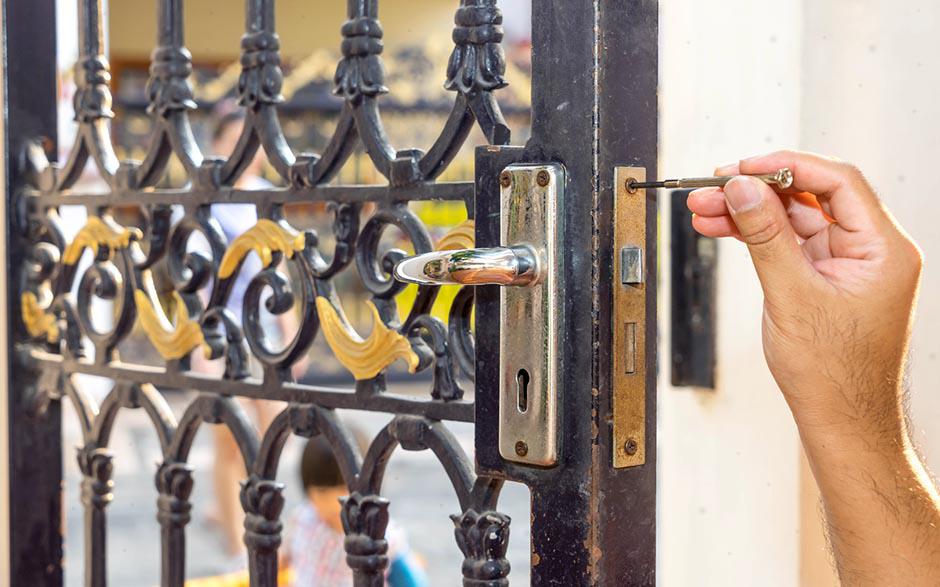 Marseille ouvrir une porte fermée à clé avec un trombone Ankers