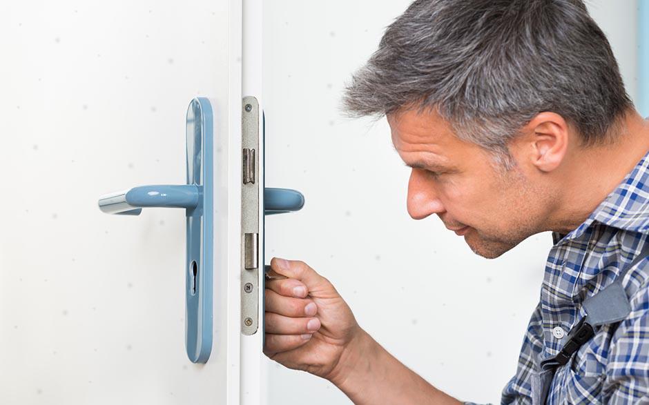 Marseille ouvrir une porte fermée à clé avec un trombone Ankers